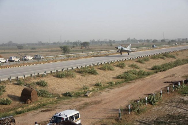 fighterjet-yammuna-expressway3.jpg